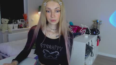 Snapshot of anita_moon_ chatting on 10-28-25, 05:37 anita_moon_ online show from 10-28-25, 05:37