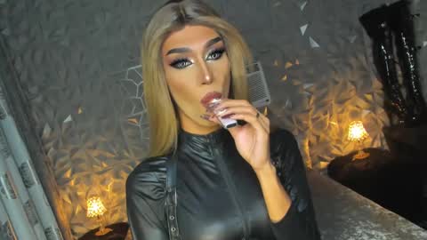 Snapshot of anitacruisze chatting on 01-07-25, 10:32 Miss Ann online show from 01-07-25, 10:32