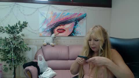 Anna Ditrih online show from 01-05-25, 01:04