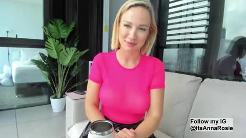 Snapshot of anna_royale chatting on 02-13-25, 04:22 Anna online show from 02-13-25, 04:22