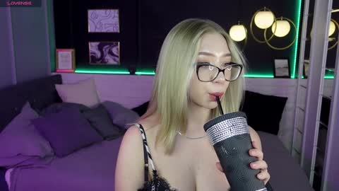 Annabelle online show from 12-23-24, 04:06