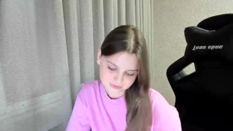Snapshot of annaneon chatting on 09-18-25, 02:19 Anna online show from 09-18-25, 02:19