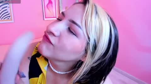 Snapshot of anniaa_cooper chatting on 03-27-26, 01:33 PVT 6TK 8AM - 2PM online show from 03-27-26, 01:33