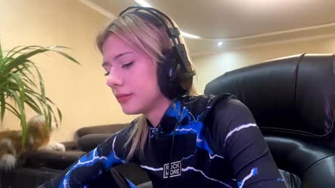 annie1fuc4 online show from 03-18-26, 04:10