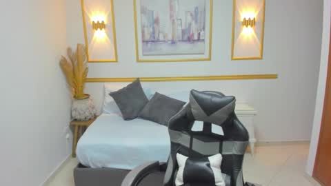 A N N I E  online show from 09-11-25, 12:05