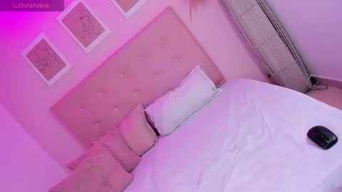 annie_dolce_ online show from 10-22-25, 10:20