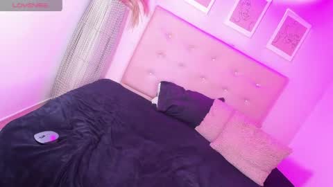 Snapshot of annie_dolce_ chatting on 04-15-26, 10:43 annie_dolce_ online show from 04-15-26, 10:43