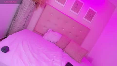 Snapshot of annie_dolce_ chatting on 04-22-26, 10:11 annie_dolce_ online show from 04-22-26, 10:11