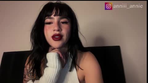 Snapshot of annie_snow_ chatting on 12-17-25, 11:11 JEANNE no olvides seguirme dont forget follow me uu online show from 12-17-25, 11:11