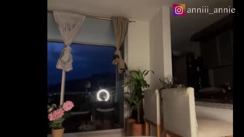 Snapshot of annie_snow_ chatting on 12-18-25, 11:11 JEANNE no olvides seguirme dont forget follow me uu online show from 12-18-25, 11:11