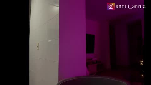 Snapshot of annie_snow_ chatting on 12-19-25, 11:12 JEANNE no olvides seguirme dont forget follow me uu online show from 12-19-25, 11:12