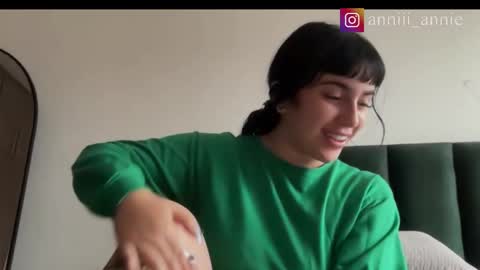 Snapshot of annie_snow_ chatting on 01-11-26, 10:37 JEANNE no olvides seguirme dont forget follow me uu online show from 01-11-26, 10:37