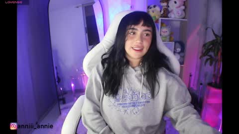 Snapshot of annie_snow_ chatting on 06-08-26, 01:28 JEANNE no olvides seguirme dont forget follow me uu online show from 06-08-26, 01:28