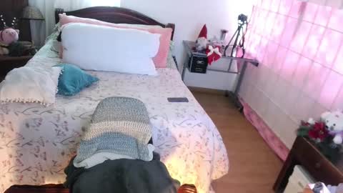 Snapshot of annie_swan_18 chatting on 12-19-24, 03:52 LAURA - A n n i e S w a n online show from 12-19-24, 03:52