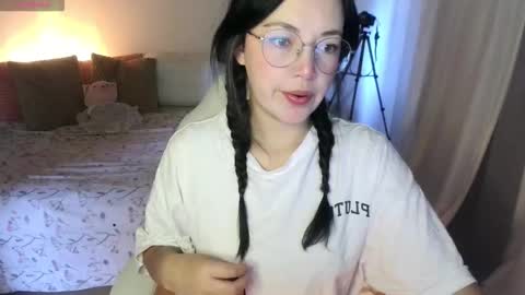 Snapshot of annie_swan_18 chatting on 10-05-25, 12:47 LAURA - A n n i e S w a n online show from 10-05-25, 12:47
