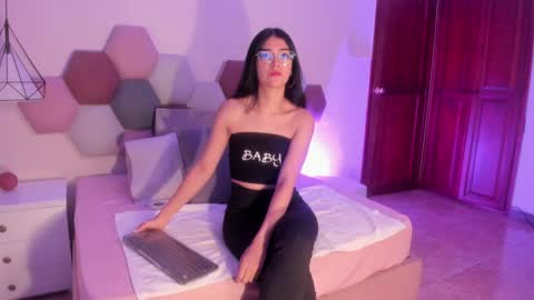 Snapshot of anniebluee_ chatting on 06-08-26, 01:00 Annie Bluee online show from 06-08-26, 01:00
