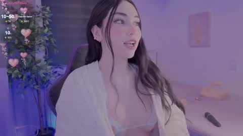 Snapshot of anniebrie chatting on 06-19-26, 06:29 Cassandra online show from 06-19-26, 06:29