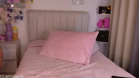 SOFIA INDEPENDENT MODEL online show from 05-13-26, 06:11