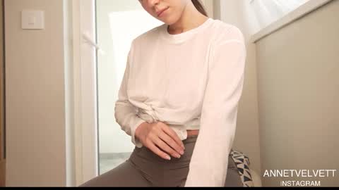 Snapshot of annvelvet chatting on 10-21-25, 09:54 Anna online show from 10-21-25, 09:54