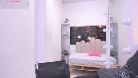 Snapshot of annyrosee chatting on 10-24-25, 07:54 Anny online show from 10-24-25, 07:54