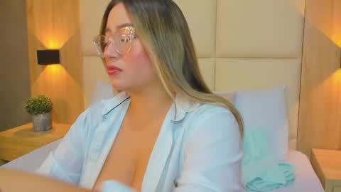 A N T O N E L L A  online show from 12-22-25, 12:02