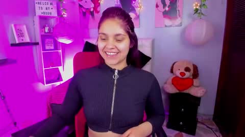 Snapshot of antonella_emma chatting on 11-19-25, 01:00 online show from 11-19-25, 01:00