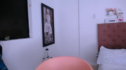 Snapshot of antonella_mcry chatting on 01-08-25, 02:57 antonella online show from 01-08-25, 02:57