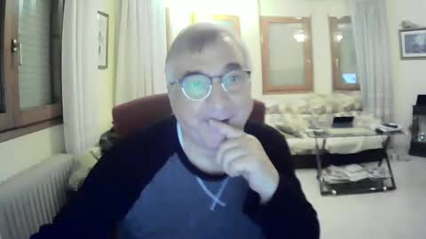 Snapshot of antonio2605 chatting on 02-14-25, 01:13 Antonio online show from 02-14-25, 01:13