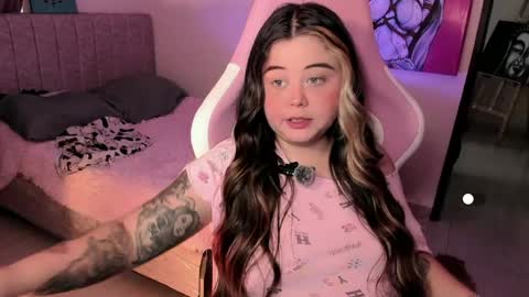   Independent model  online show from 05-13-26, 07:00