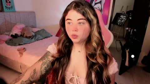   Independent model  online show from 05-17-26, 06:26