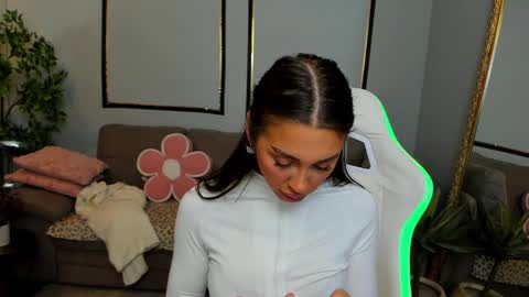 Snapshot of anyarayne chatting on 03-28-26, 01:43 Anya online show from 03-28-26, 01:43