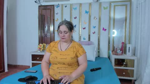 Anyela  online show from 11-18-25, 01:55