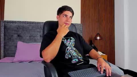 Snapshot of apolo_moon18 chatting on 10-14-25, 08:42 Apolo online show from 10-14-25, 08:42