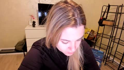 appleyummybuns online show from 11-17-25, 04:07