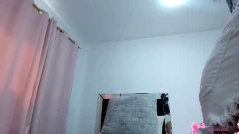 Snapshot of apriladamson_ chatting on 06-27-26, 07:30 April online show from 06-27-26, 07:30