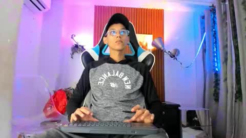 Snapshot of aquarius_xxx chatting on 10-17-25, 11:24 aquarius_xxx online show from 10-17-25, 11:24