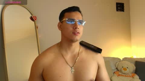 Snapshot of areslevi chatting on 03-30-26, 01:06 ares levi online show from 03-30-26, 01:06