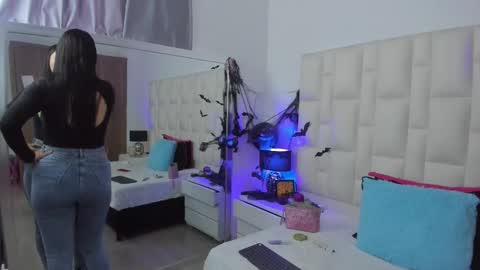  ariana  online show from 10-22-25, 05:02