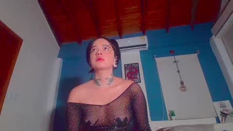 Snapshot of ariana_whitee chatting on 09-18-25, 01:40 ariana_whitee online show from 09-18-25, 01:40