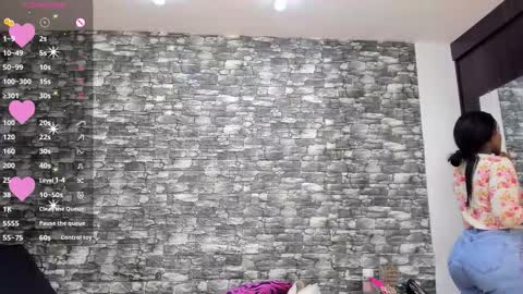 Snapshot of arianaablack chatting on 10-28-25, 11:47 Ariana online show from 10-28-25, 11:47