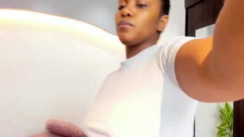 Snapshot of arianaablack chatting on 05-15-26, 12:01 Ariana online show from 05-15-26, 12:01