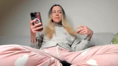 Ariana  Steven online show from 02-08-26, 12:25