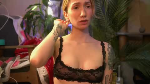 Olivka online show from 04-11-26, 01:37