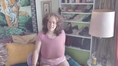 Snapshot of arielabai chatting on 10-31-25, 03:57 Arielle Ari online show from 10-31-25, 03:57