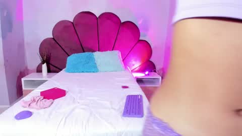 Snapshot of arietta_skinny chatting on 07-24-26, 02:59 Arietta online show from 07-24-26, 02:59