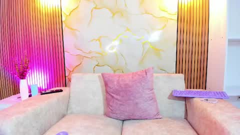 Snapshot of arietta_skinny chatting on 07-28-26, 06:20 Arietta online show from 07-28-26, 06:20