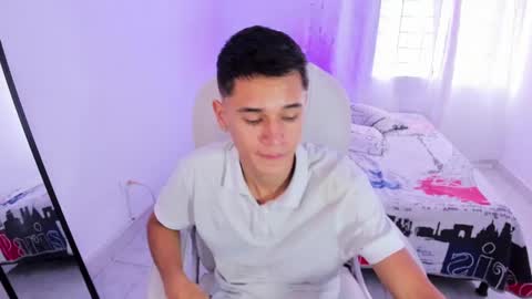 Snapshot of aron_boyy chatting on 09-17-25, 07:37 Aaron online show from 09-17-25, 07:37