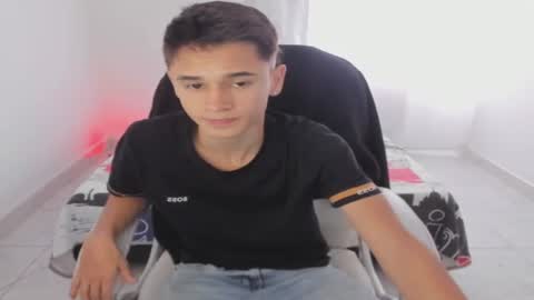 Snapshot of aron_boyy chatting on 09-20-25, 07:59 Aaron online show from 09-20-25, 07:59