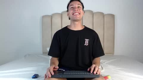 Snapshot of aroncooper1 chatting on 11-13-25, 03:16 aron cooper online show from 11-13-25, 03:16