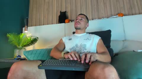 Snapshot of arthurlam chatting on 10-19-25, 07:36 Arthur online show from 10-19-25, 07:36